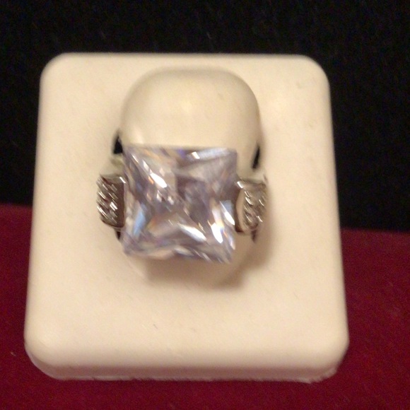 ⬇️Price Drop⬇️NWOT silver ring with large centre stone - Picture 4 of 10
